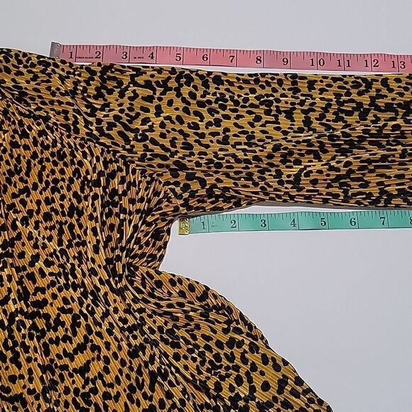 Saylor Primrose Cheetah Plissé Blouse - Picture 10 of 13
